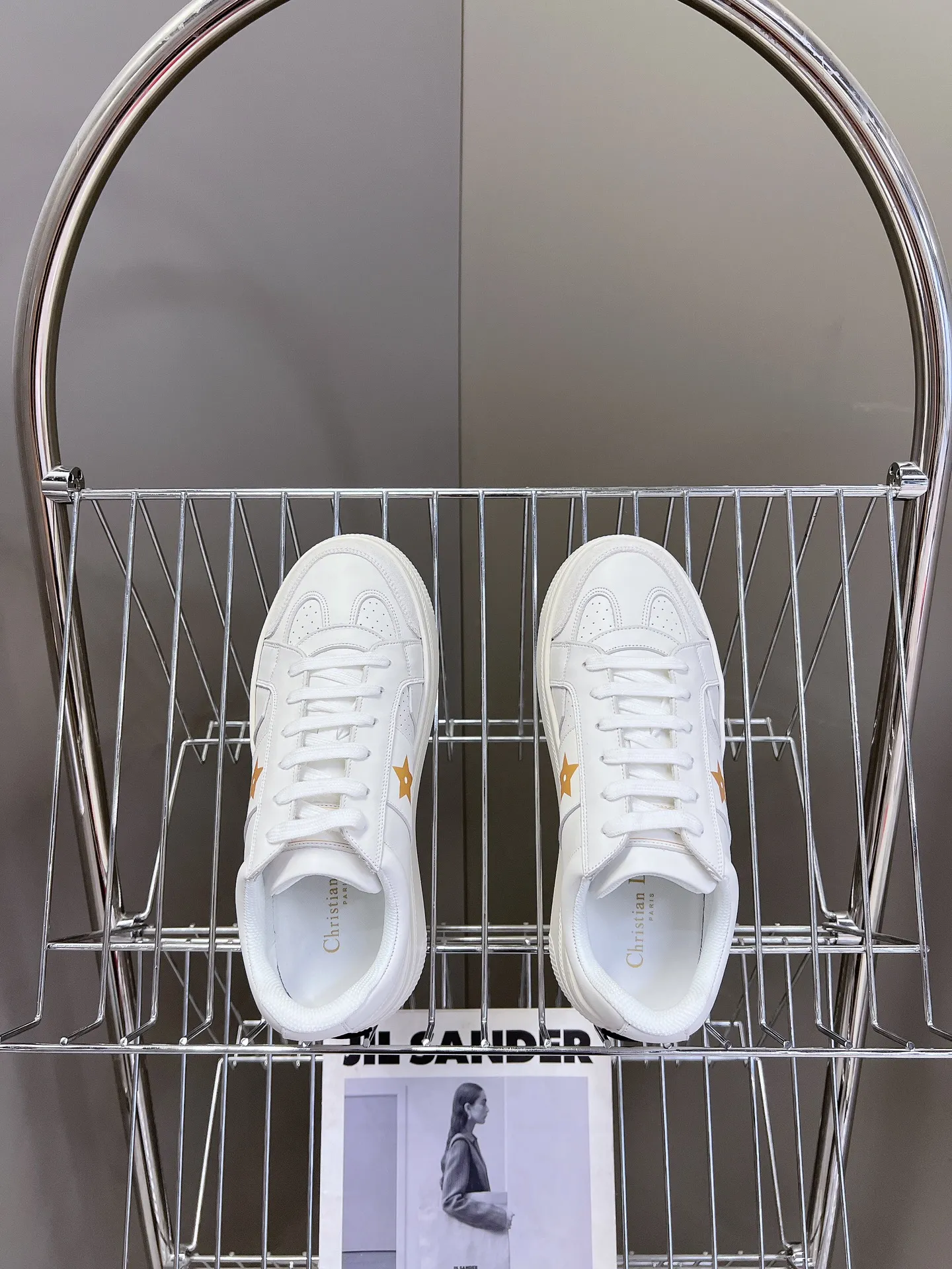 👟👟Ex-factory price 640👟👟 Dior's new platform shoes thick-soled casual shoes. Purchased and developed from Taikoo Hui RMB 16,400. These Dior Star sneakers continue the timeless silhouette and are carefully made of cow leather, so they are particularly comfortable on the feet. They are decorated with tonal suede panels and metal stars to decorate the lace eyelets to enhance the style. The lightweight style is matched with the "Christian Dior" logo thin sole, suitable for all seasons, and can be matched with all kinds of casual looks to add a finishing touch. Classic and super durable. The upper is stitched with cowhide. The original IP outsole height is 4CM. Size: 35-41. A full set of counter synchronized gift boxes 💝 packaging